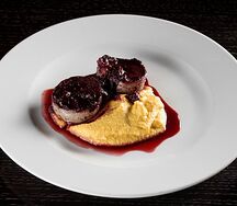 Говядина с вяленой вишней и овощным кремом