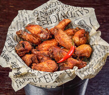 Ведро куриных крылышек