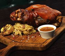 Рулька запеченная