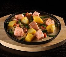 Жаркое с лососем и овощами