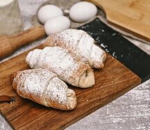 Круассан с карамелью