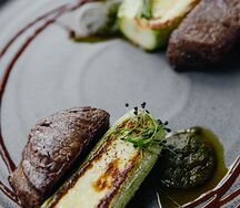 Стейк-миньон с овощами и перечным соусом 