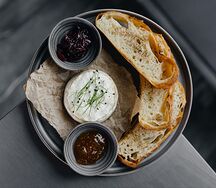 Запечённый Камамбер с луковым чатни, инжирным вареньем и цельнозерновым хлебом