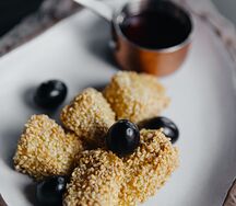 Сыр Камамбер в хрустящей кунжутной панировке с гранатовым соусом 