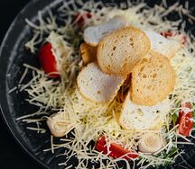 Салат Цезарь с курицей