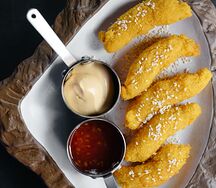 Хрустящие креветки фри с соусом сладкий чили