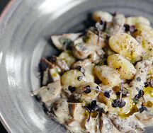 Картофельные ньокки с грибами и телятиной