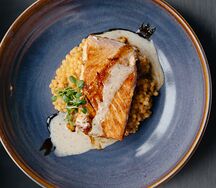 Стейк из лосося с птитимом и соусом том ям