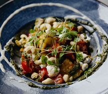 Салат с хрустящими баклажанами и кисло-сладким соусом