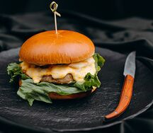 Чикен бургер с куриным бедром в панировке с картофелем фри