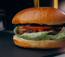 Классический бургер с говяжьей котлетой с картофелем фри