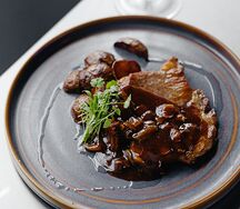 Свиная шея с картофельными дольками и цыганским соусом