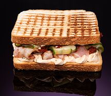 Сэндвич с беконом и овощами