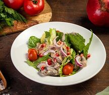 Теплый салат с куриными потрошками в соусе сливочный наршараб