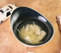 Куриный бульон с домашней лапшой и перепелиным яйцом слабосоленый