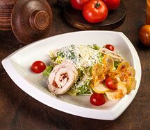 Цезарь с куриным рулетом