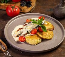 Медальоны из cвинoй вырезки с соусом из чернослива и картофельными драниками