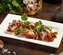 Куриное бедро с вешенками и ореховым соусом