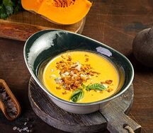 Тыквенный крем с горгонзолой и хрустящим луком