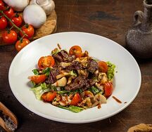 Теплый салат с говядиной и грибами