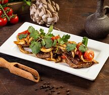 Медальоны из говяжьей вырезки с томатами и грибами