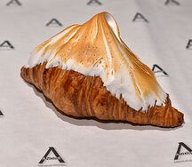 Круассан с меренгой и ванильным кремом