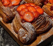 Дениш с ванильным кремом и клубникой