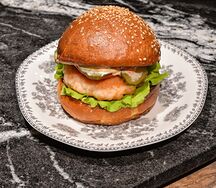 Бургер с нежной котлетой из креветок