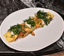 Большой омлет с копченым лососем и спаржей