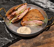 Горячий сэндвич с мортаделлой