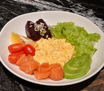 Скрэмбл, лосось, свекольный хумус 