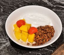 Каша овсяная с фруктами и гранолой