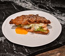 Горячий круассан с креветкой, яйцом пашотом и гуакамоле 