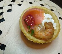 Салат в тарталетке форель, креветка