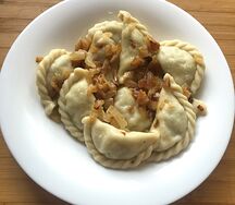 Вареники сырой картофель с салом