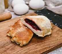 Пирожок с красной смородиной