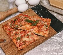 Пицца с колбасой