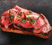 Брускетта с ростбифом и трюфельным соусом
