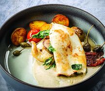 Обжаренные кальмары с картофелем, томатами и белым винным соусом