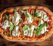 Пицца со Страчателлой, томатами и соусом Песто