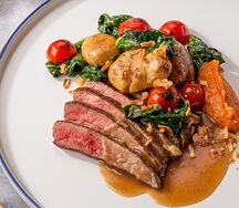 Фланк-стейк с картофелем, шпинатом и томатами черри