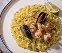Шафрановое ризотто с мидиями и креветками