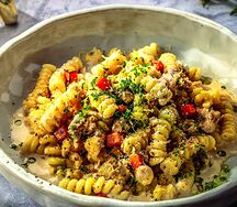 Фузилли с рагу из кролика и сухари панграттато