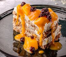 Морковный торт с сырным кремом, манго и смородиной