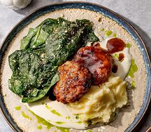 Котлеты из кролика с соусом из сыра и мускатного ореха