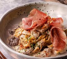 Тальятелле с пармской ветчиной и перечно-грибным соусом