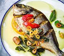 Целая дорадо, запеченная с белым вином, лимонным соком и пряным маслом