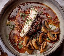 Бифштекс с грибным дюкселем и соусом из можжевельника