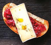 Брускетта с Камамбером и брусничной мостардой