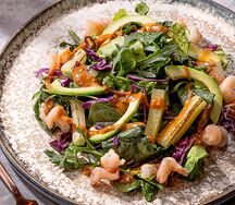 Салат с креветками и апельсиново-имбирной заправкой